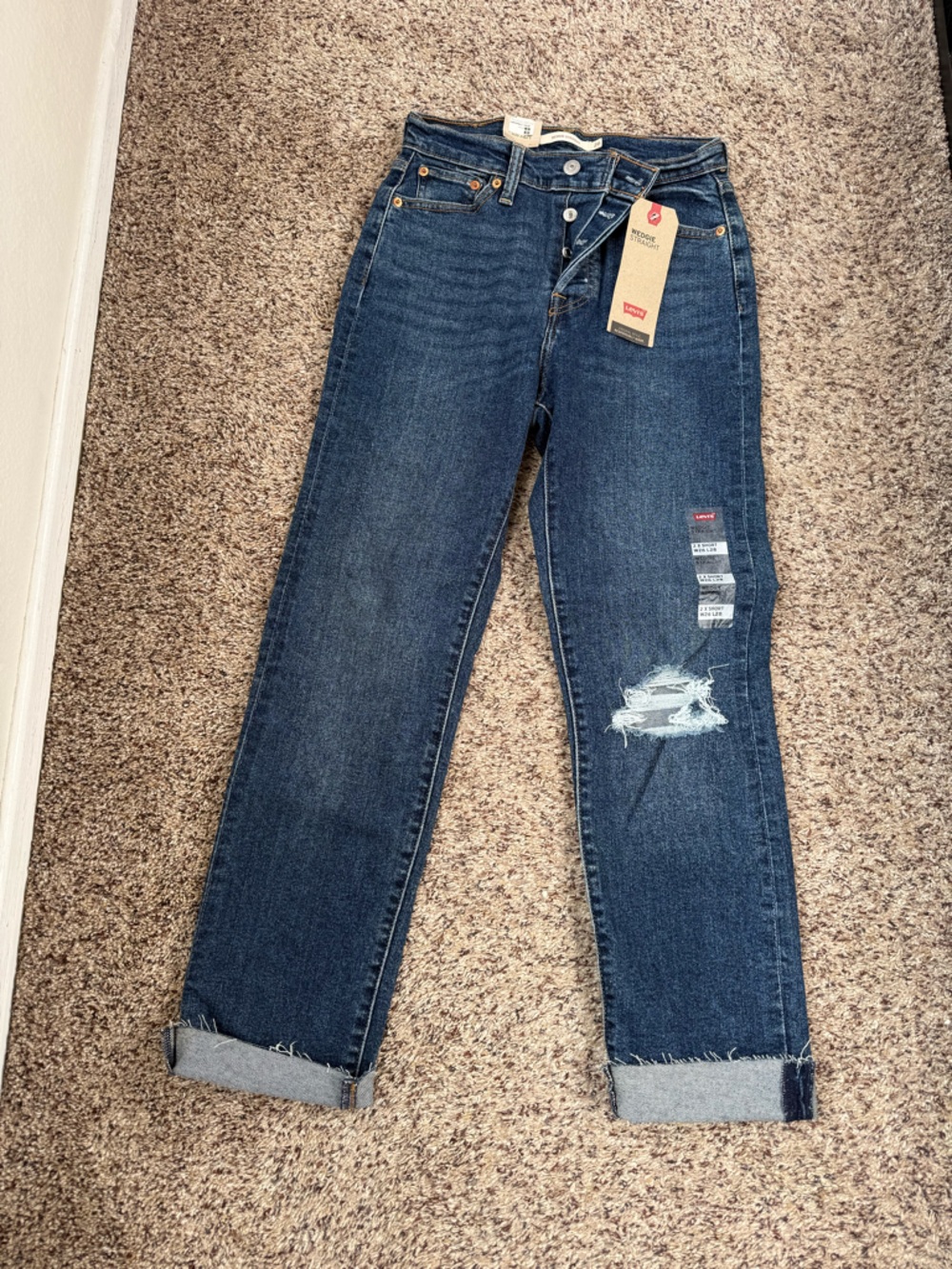 Levi's Wedgie Straight Jeans in Dark Blue with Distressed Knee